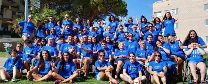 Vacaciones FESOCE 2019. Foto del grupo de participantes, todos vestidos con la camiseta azul de la FESOCE